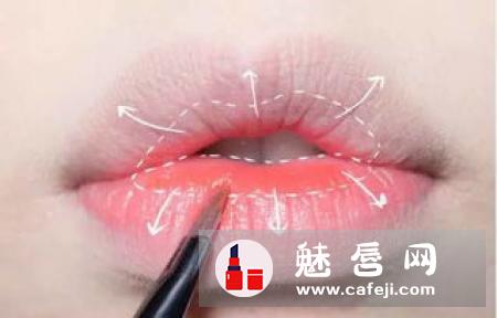 厚唇适合什么颜色的口红 怎么涂口红显薄